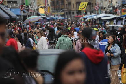 Movimentao na rua 25 de Maro em So Paulo