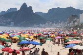 Movimentao de banhistas na praia de ipanema no rio de janeiro