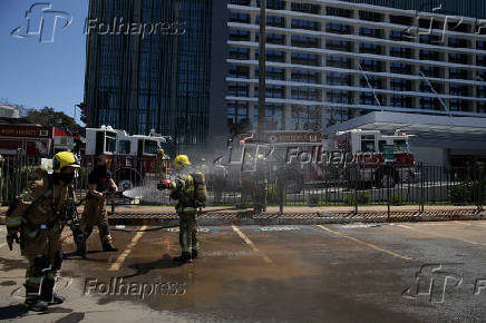 Bombeiros trabalham no rescaldo de um incndio no hospital Santa Luzia