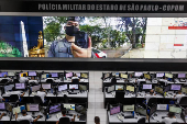 Policiais militares mostram cmeras instaladas nos uniformes, em So Paulo (SP)