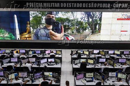 Policiais militares mostram cmeras instaladas nos uniformes, em So Paulo (SP)