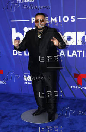 El negro y los diseos clsicos intervenidos dominaron la alfombra de los Latin Billboards