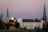 La superluna se eleva sobre Riga