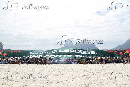 Manifestantes em ato pela Amaznia na praia de Botafogo