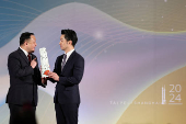 Shanghai Vice Mayor Hua Yuan and Taipei Mayor Chiang Wan-an talk on stage during a dinner before the annual city forum in Taipei