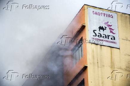 Bombeiros tentam conter um incndio no shopping Saara