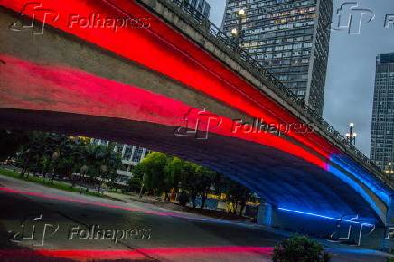 Viaduto do Ch com iluminao especial nas cores da bandeira na Frana