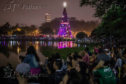 Pblico assiste apresentao de luzes da tradicional rvore de Natal do parque do Ibirapuera