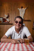 O cantor Zeca Pagodinho no bar que ele abriu h um ano na Barra da Tijuca, no Rio