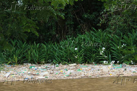 Lixo no rio Tiet, em Salto (SP)