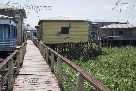 Palafitas no Rio Solimes, em Careiro da Vrzea (AM), em poca de cheia