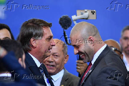 Bolsonaro posa com Daniel Silveira e placa com o indulto que concedeu ao deputado