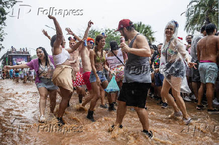 Sob forte chuva, folies se divertem com o bloco Agrada Gregos (SP)