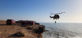El Ejrcito marroqu rescata con helicptero a 12 emigrantes atrapados en un acantilado