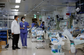 Cho Seung-Yeon looks around the intensive care unit of Incheon Medical Center with a nurse