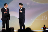 Shanghai Vice Mayor Hua Yuan and Taipei Mayor Chiang Wan-an talk on stage during a dinner before the annual city forum in Taipei