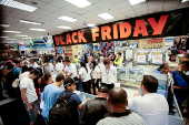 Consumidores aproveitam ofertas da Black Friday