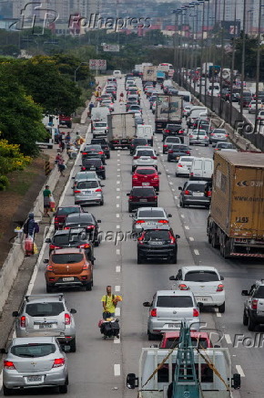 Vendedores na marginal Tiet