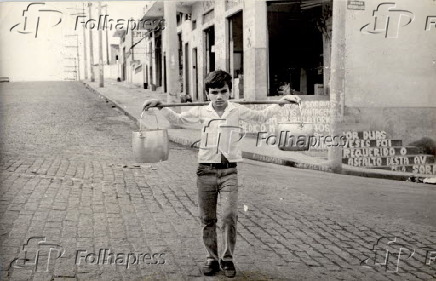 Garoto leva gua para casa em panelas durante falta de gua em So Paulo (1969)