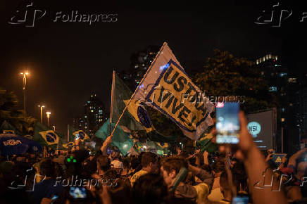 Apoiadores de Bolsonaro comemoram em frente ao condomnio dele no Rio
