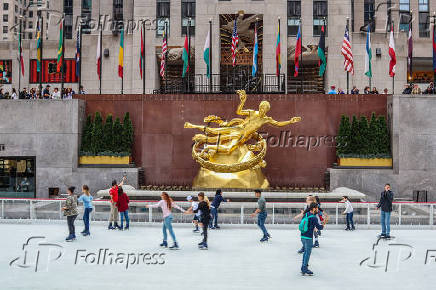Pblico  visto patinando a pista de gelo do Rockefeller Center, em Nova York (EUA)