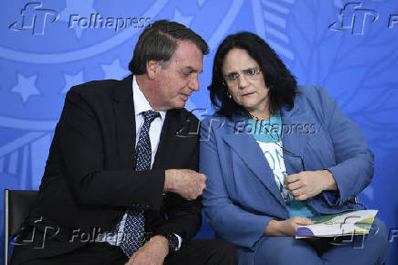 Bolsonaro e a ministra Damares Alves