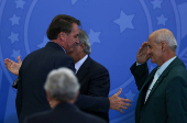 Bolsonaro, ao lado dos ministros Paulo Guedes e Luiz Eduardo Ramos, no Planalto