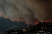 FILE PHOTO: Canadian wildfire threatens towns, government orders evacuations
