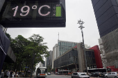 Pedestres enfrentam tarde gelada na Paulista