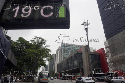 Pedestres enfrentam tarde gelada na Paulista