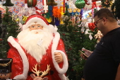 Movimentao de consumidores fazendo compras para o Natal