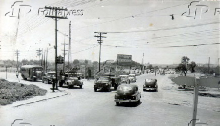 1954Cruzamento da rodovia Dutra com a