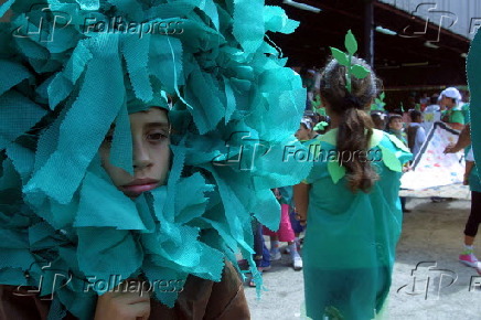 Crianas e adolescentes fazem desfile