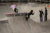 Adolescentes andam de skate no parque Cndido Portinari