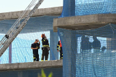Una gra de gran tonelaje trata de rescatar los cuerpos de los dos atrapados en Madrid