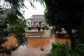 Cheia do rio Ca provocou inundaes e fez pessoas sarem de suas casas