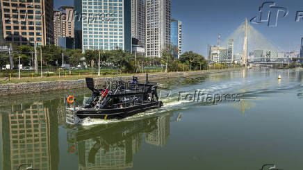 Barco da Uber em passeio gratuito no rio Pinheiros