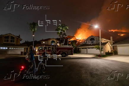 Firefighters battle 'Airport Fire' wildfire in California