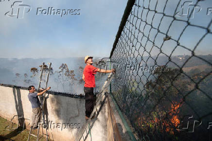 Incndio florestal atinge casas em Campos do Jordo