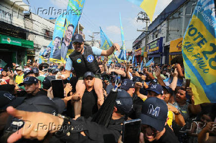 O candidato Pablo Maral durante campanha na comunidade do Heliopolis