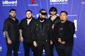 El negro y los diseos clsicos intervenidos dominaron la alfombra de los Latin Billboards