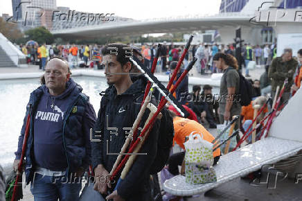 Baja la afluencia de voluntarios en el segundo da de autobuses del gobierno valenciano