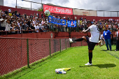 Jogador Paulinho, interage com a torcida corinthiana em seu jogo despedida, no Canind