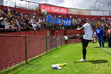 Jogador Paulinho, interage com a torcida corinthiana em seu jogo despedida, no Canind