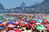 Praia de Copacabana lotada na vspera de feriado de So Sebatio