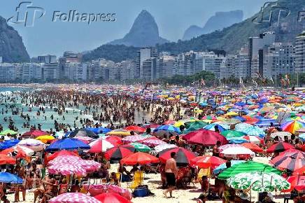 Praia de Copacabana lotada na vspera de feriado de So Sebatio