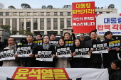 Lawmakers protest in front of Constitutional Court