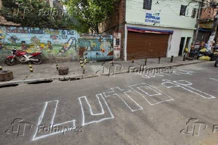 Frases pichadas no cho em frente a viela onde ocorreram as mortes em Paraispolis