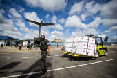 Militares da FAB embarcam lotes da Coronavac no Aeroporto de Guarulhos (SP)