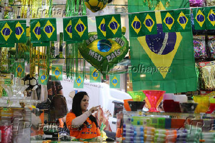 Lojas da regio da rua 25 de Maro, j se preparam para a Copa 2022 